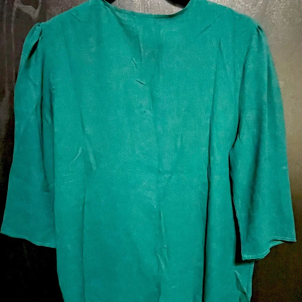 NWOT Boutique Top Green Embroidered Beautiful Adult Small - Picture 4 of 4